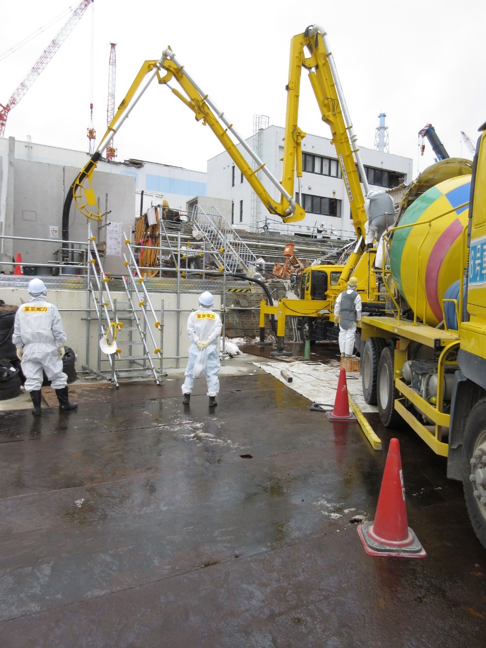 BetonĂˇĹľ kanĂˇlu u tĹ™etĂ­ho bloku, kterĂ˝m by se mohla dostĂˇvat ven radioaktivnĂ­ voda (zdroj TEPCO)